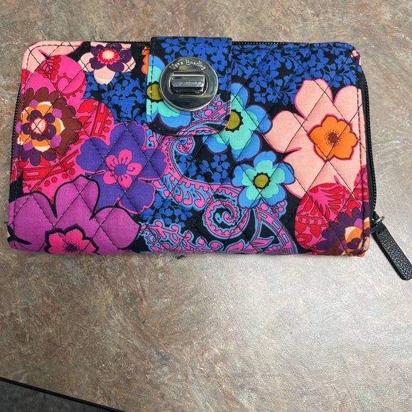 Vera Wang Wallet with zipper with a side zipper pocket for coins. - Picture 4 of 4